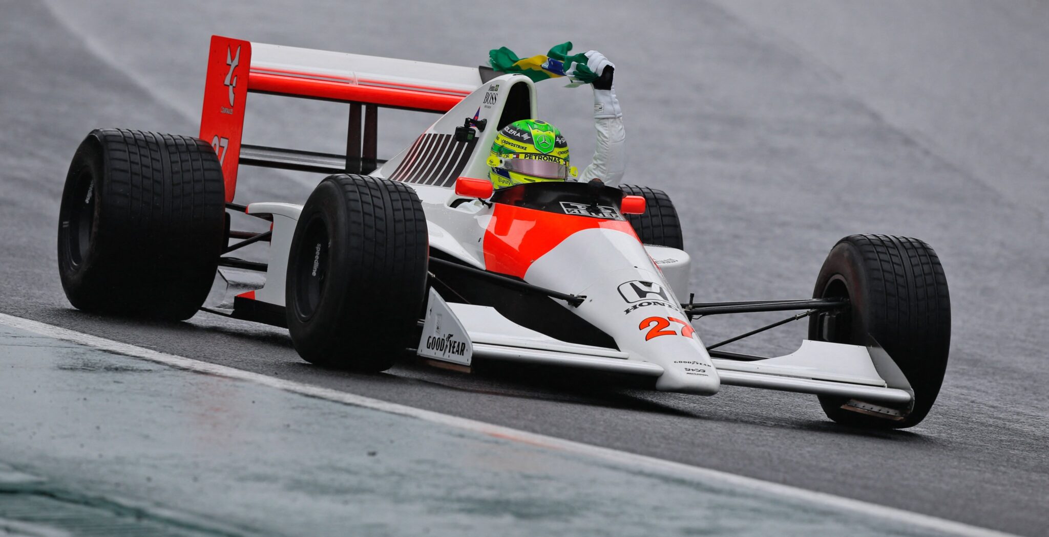 Hamilton pilota McLaren de Ayrton Senna e se emociona: “É a maior honra